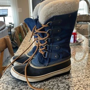 Amazing condition, waterproof Sorel boots. Size 10.
